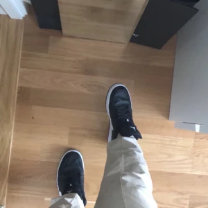 Säljer dessa skinn beige byxor från Gina tricot. Säljer pågrund utav att jag ej använder dom. Storlek 38/36 - Fint skick,ej trasiga. Säljer pågrund utav att jag inte använder dom.