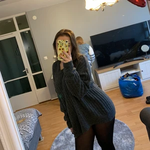 Stickad klänning!  - Jättefin stickad klänning! Passar som klänning om du är kort och mer som tjocktröja om du är lite längre! Från BikBok, M🦋 den har blivit liiite nopprig i tvätten. 