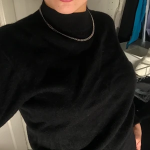 Tröja - Säljer denna svarta Kashmir tröja från Hm, super mysig och skön💕frakt 63kr 