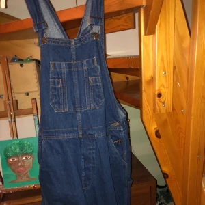 Hängslebyxor - Mina älskade mörkblåa hängslebyxor i jeans, coola detaljer, mans-modell men funkar på en lite mindre 38:a skulle jag säga.