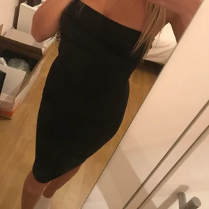 Bandeauklänning - Basic bandeauklänning till knäna, stretchig❤️