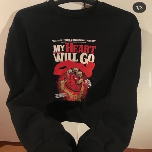 Cheap Monday sweatshirt  - Svart Cheap Monday sweatshirt med tryck. Frakten ingår i priset.