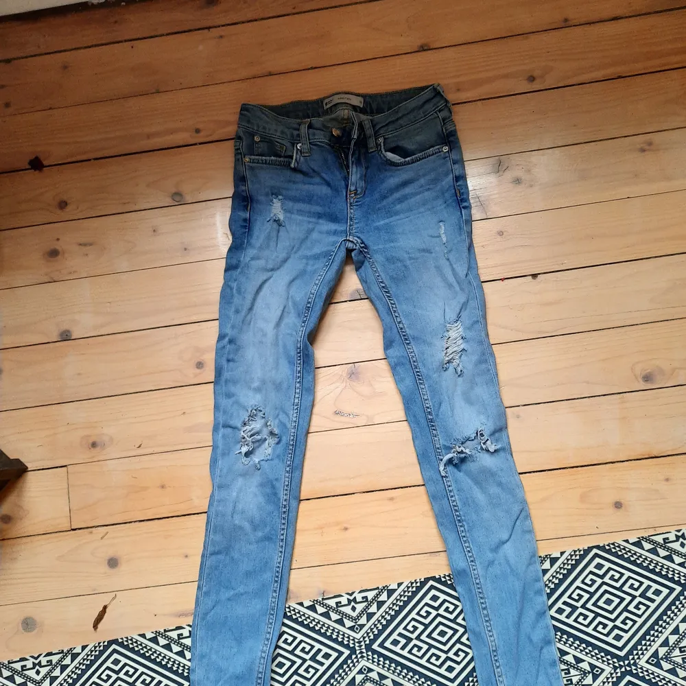 Blåa Kristen jeans från gina tricot, säljs pga för små. Hör av dig om du har frågor :). Jeans & Byxor.