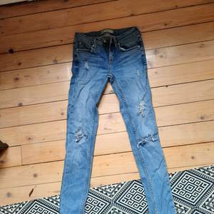 Blåa Kristen jeans från gina tricot, säljs pga för små. Hör av dig om du har frågor :)