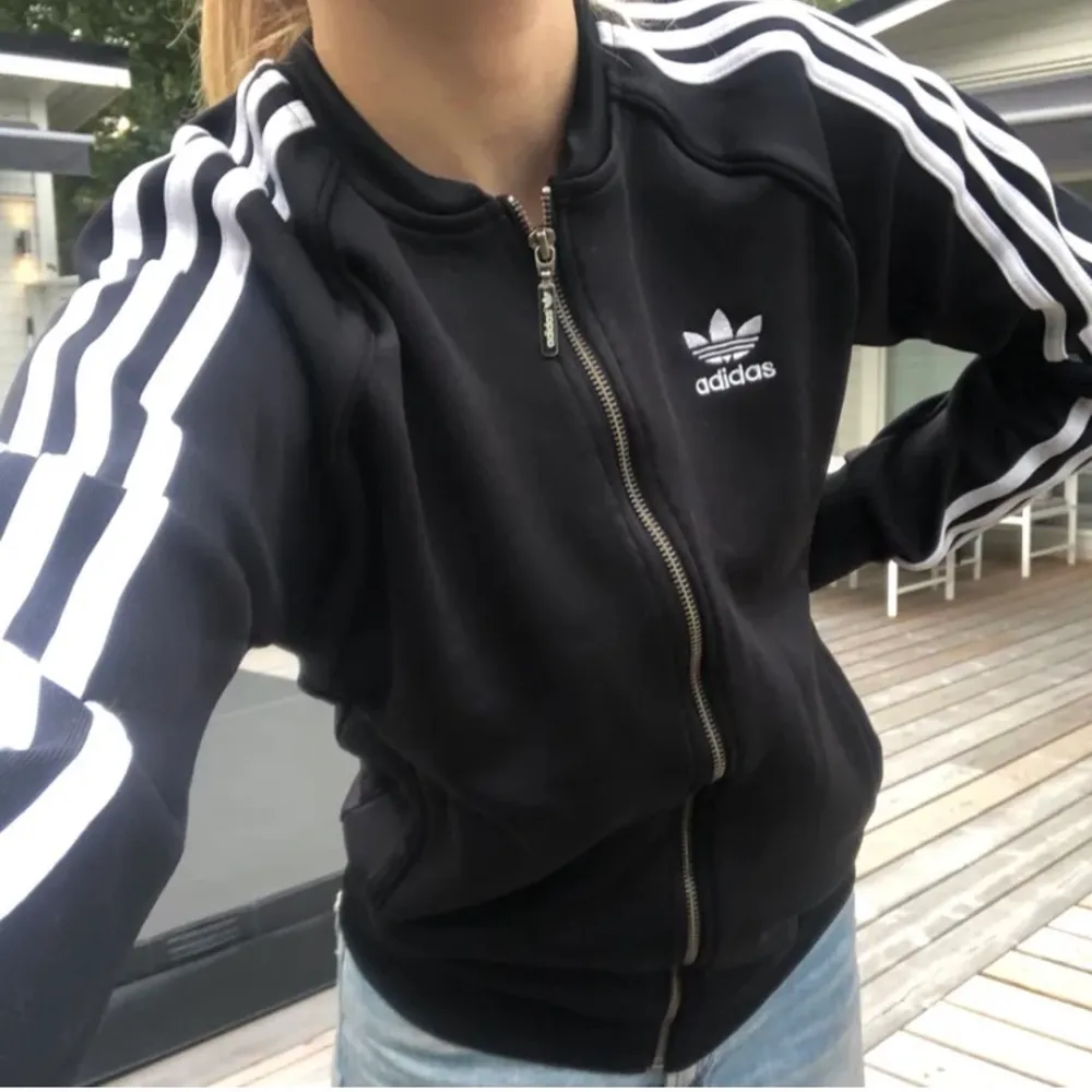 Ascool Adidas munkjacka! Knappt använd! Köpt för ca 1000kr, säljer för 150kr! FRAKT TILLKOMMER💖. Tröjor & Koftor.