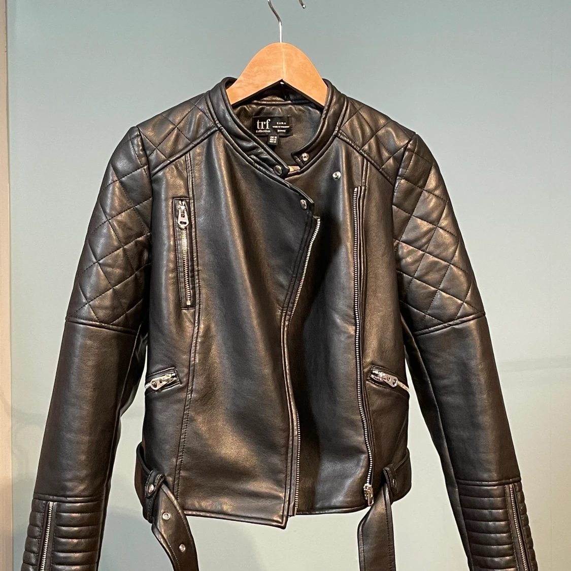 đ€Skinnjacka i XS frĂ„n Zarađ€