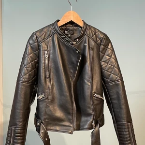 🖤Skinnjacka i XS från Zara🖤 - Skinnjacka i strl XS från Zara🖤 helt oanvänd🖤 vill gärna ha minst 200 för den, skriv om du är intresserad eller vill buda:)