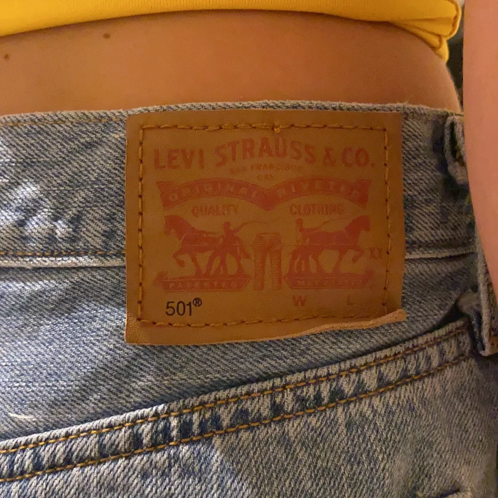 Balla Levis 501 shorts (vet ej om dom är äkta), knappt använda 🤩 det står ingen storlek men hon på bilden bär vanligt vid 34/36. Köparen står för frakten men jag kan också möta upp i närheten. 🌺. Shorts.