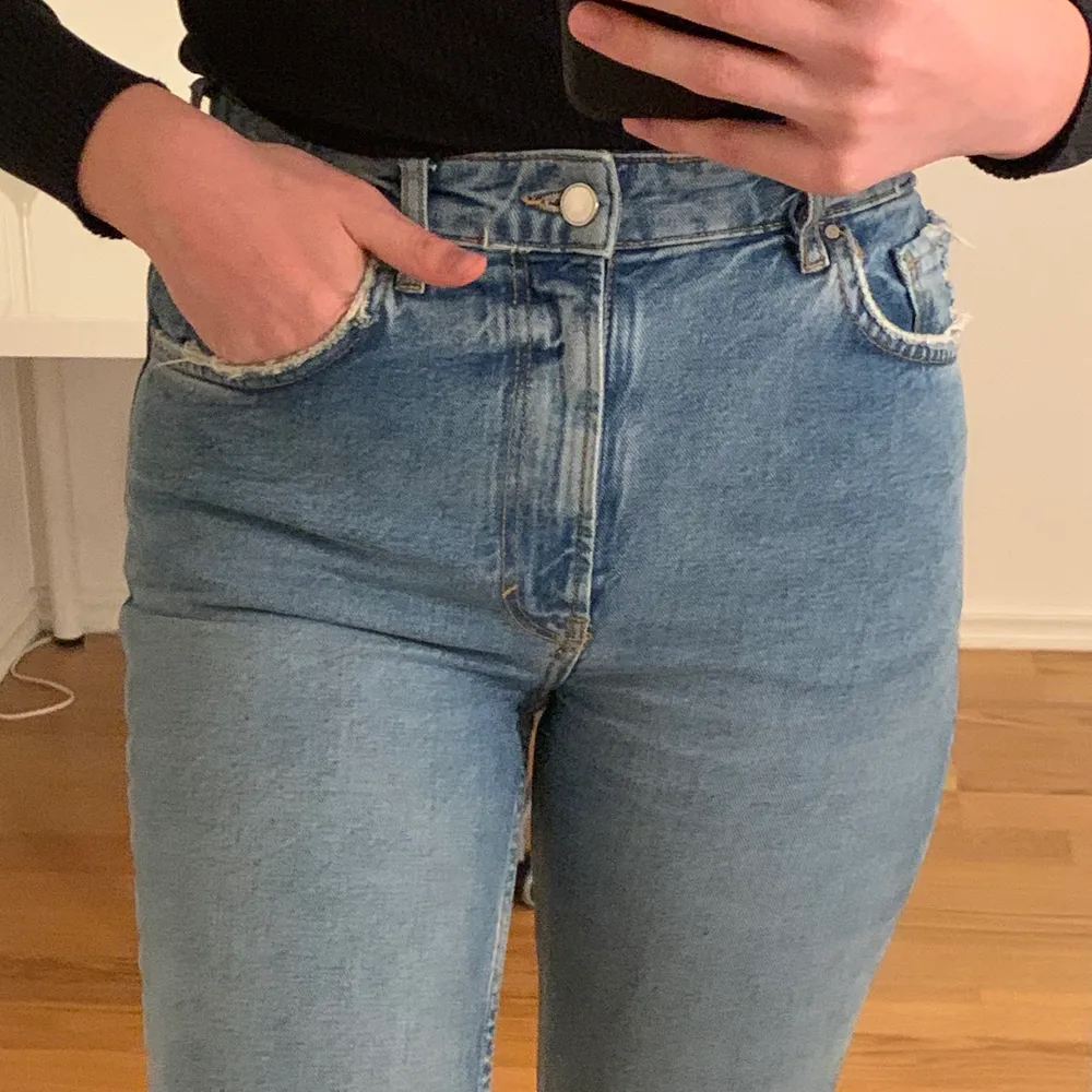 blåa jeans från märket karve, köpta här på plick men från början är de från carlings! cool detalj längst ner🤍 frakten ligger på 79 kr. Jeans & Byxor.