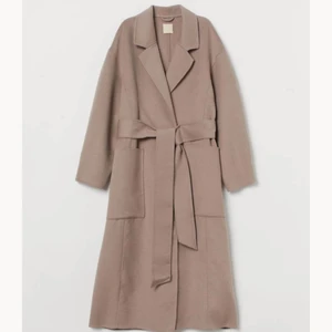 Lång Gråbeige Kappa i Ull🧥 - Lång gråbeige kappa, använd enstaka gång och i mycket bra skick❗ (inköpt från Premium collection). Mer information finns på bild 2🧥 Finns liknade i butik för 1999kr ht2021
