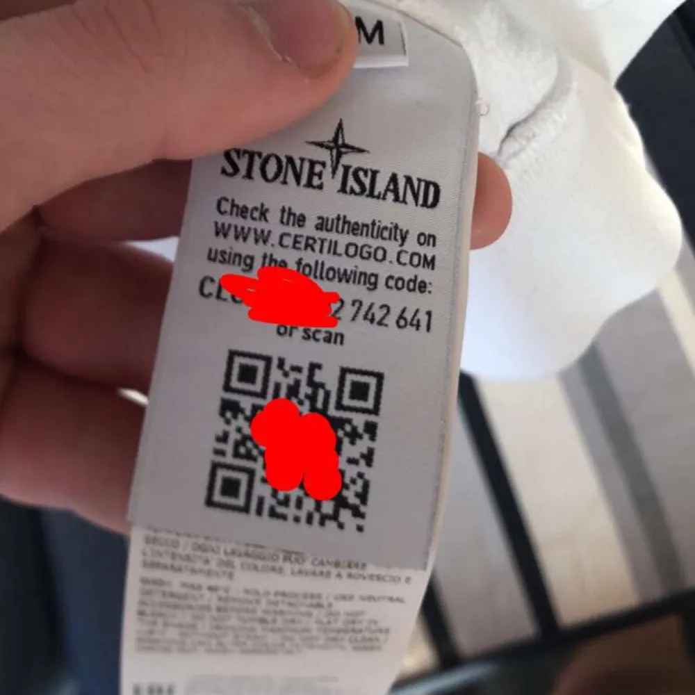 Stone island hoodie vit storlek M , cond 8/10, bin 1700+ frakt , bud från 1500kr. Spårbar frakt 63kr. Hoodies.