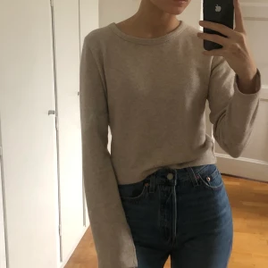 Mysig tröja från Zara - En jättefint croppad beige tröja från Zara. Sparsamt använd och därför i bra skick. Lång i armarna!               Det står Strl: L i tröjan men passar mig som är en Xs/S. Borde fungera på M också!                                    Aktiverar safepay vid köp :)
