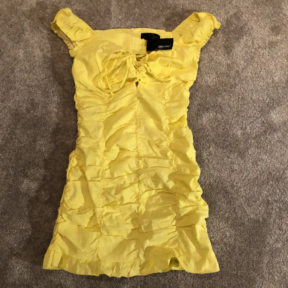 En gul klänning från Shein i storlek xs. Plagget är helt oanvänt med lappen kvar. . Klänningar.