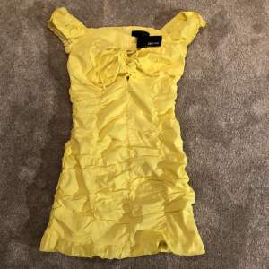 En gul klänning från Shein i storlek xs. Plagget är helt oanvänt med lappen kvar. 