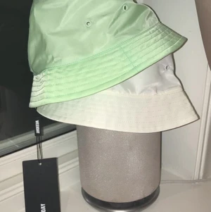 Oanvända buckeyhats - Två helt oanvända och nyinköpta coola buckethats i benvit och pastellgrön från Weekday💚🤍🌟En för 65 båda för 100🔥