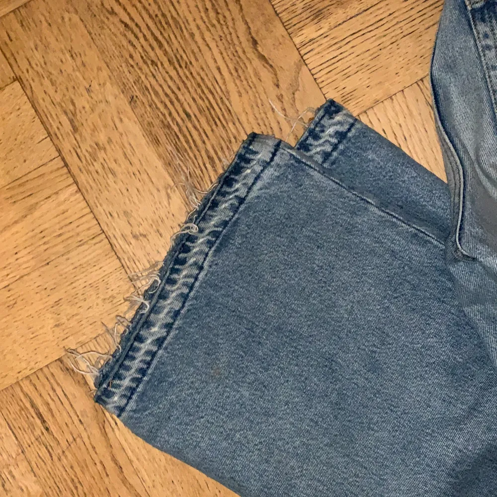 Yoko jeans från monki i midja 27, jag har sprättat sömmarna längst ner i benen så de är perfekta för mig som är 173 cm lång. Skriv privat för mer info💗. Jeans & Byxor.