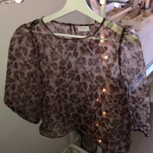 Leopard blus - Leopard blus från VILA, helt oanvänd. Storlek 36