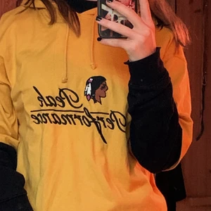 Hodie med korta armar - Vintage Hodie med korta armar från peak performance. Första bilden visar den rättvisa färgen. Hodien är stor och mysig med tunnare tyg så att den passar med en långärmad tröja under. Mycket bra skick, pris kan diskuteras.