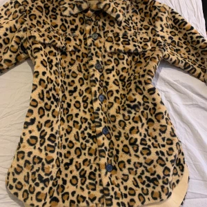 Jacka i ”fuskpäls” - Jacka från Vero Moda, fint skick. 