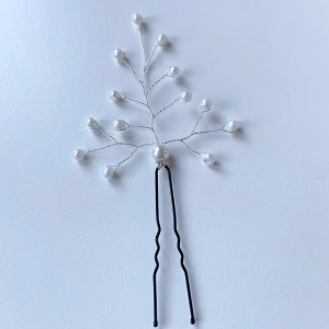 Handgjord hårnål silver - Material - silverfärgad wire och vita glasspärlor 