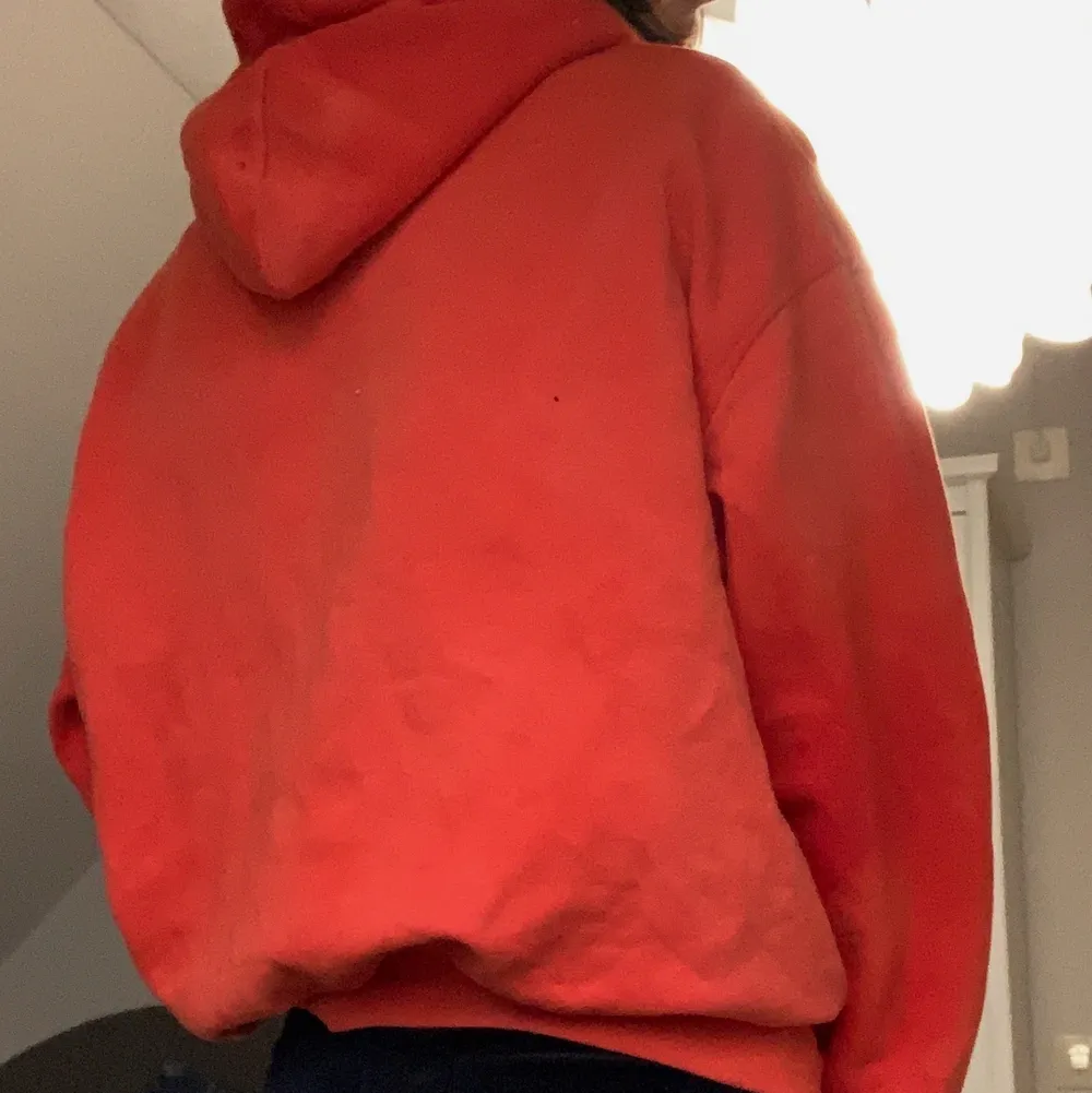 Röd orange hoodie från Weekday, storlek S med lite större ärmar. Skulle vilja kalla den oversized, jätteskön. Använd men i gott skick. Delar gärna på frakt. Hoodies.