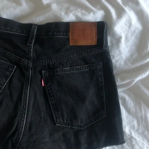 Levis 501 jeans shorts highwaist - Ett par super fina och knappt använda högmidjade jeansshorts som är svart/grå och har slitningar i modellen 501 ifrån Levi’s. Osäker på storleken i Levis storlekskala men passar mig med storlek S /36  i byxor och shorts. Jätte bra skick men kommer inte till användning för mig. 