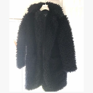 Oanvänd Teddykappa/Teddyjacka strl 38 - Oanvänd snygg teddykappa från förra året, storlek 38, frakt tillkommer