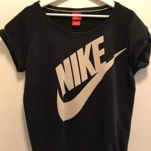 En vintage Nike T-shirt i lite tjockare material. Strl M men känns mer som en S. Buda i kommentarerna 