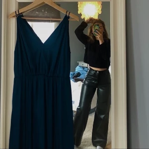 Skinnbyxor - Säljer mina fake skinn byxor i en vidare modell. Väldigt skönt material. Jag är 160 och de är lite för långa för mig. Använda ca 2 ggr, säljer pgr av att de inte kmr till användning längre. Buda gärna! Köparen står för frakten. Köpta på H&M för ca 650 kronor.❣️❣️