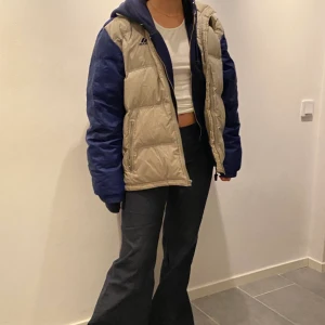 Supersnygg adidasjacka!! - Verkligen så snygg adidasjacka! Köpt second hand så den är välanvänd och har en liten fläck på ryggen som syns i bra ljus! Fråga för bild! Jag är storlek s🥰 frakt kostar 79! Budgivning i kommentarsfältet 💕