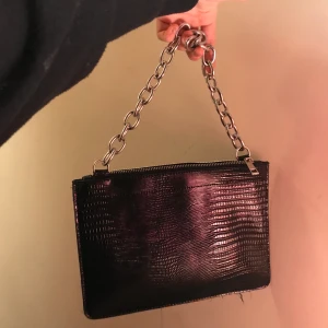 Liten väska  - Söt väska som tyvärr inte kommer till användning. Kom gärna privat med frågor:)