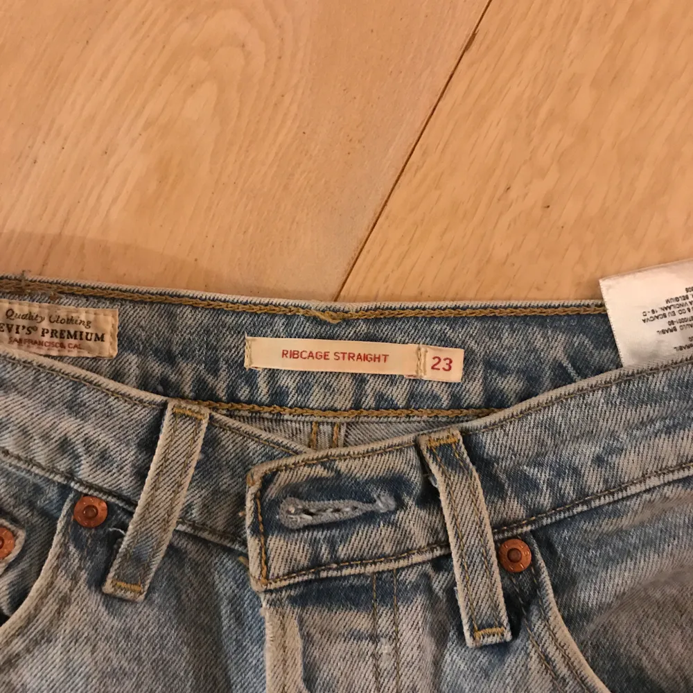 Jeans från levis i modellen ribcage straight, strl 23/27 men skulle säga att de även passar 24/28 då det är den storleken jag annars brukar ha i jeans:) (första bilden är lånad) Pris: 550kr +frakt. Jeans & Byxor.