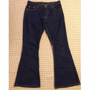 - Levis flares i mörkblått. Strl 32-32. Fint skick. 