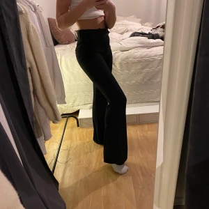 Kostymbyxor - Svarta kostymbyxor från Zara som är helt OANVÄNDA, endast uppsydda för mig som är 160 men de är fortfarande lite långa. Innerbenslängden är 82cm! Säljer för att de är lite för stora i midjan för mig men skulle passa en vanlig XS jättebra❤️ paketet är spårbart