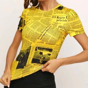 Gul T-shirt💛 - En gul t-shirt med tidnings tryck💛 köptes på SHEIN i våras, använd en gång🧡 materialet är ganska elastiskt på minner lite om badkläds material!  strl S men skulle säga att den sitter bättre på en XS, köparen står för frakt 📦 