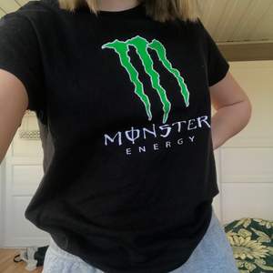 t-shirt med monstertryck i superskönt material🐸 