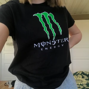Monster tshirt - t-shirt med monstertryck i superskönt material🐸 