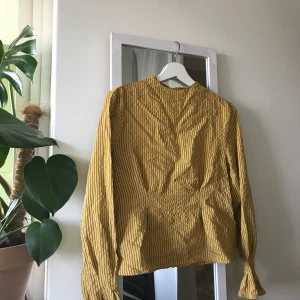 Tröja från Topshop - Randig gul tröja från topshop. Aldrig använd. Storlek 34. Köparen står för frakt.