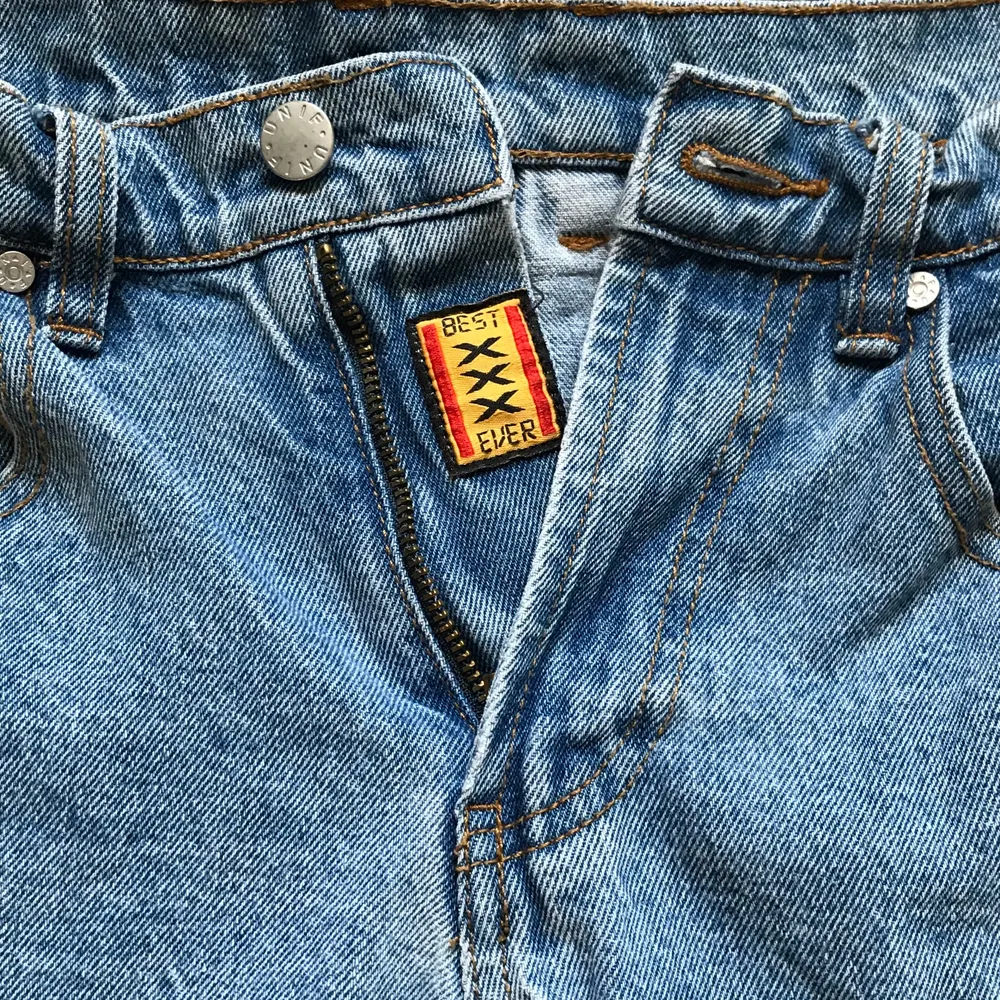 Säljer mina älskade UNIF jeans då dom tyvärr inte kommer till tillräcklig användning </3 raka, vida i modellen med lowwaist midja, väldigt bra skick! Inga synliga tecken på användning! Originalpris  1000:- Frakt 63:- då spårbar💓💓. Jeans & Byxor.