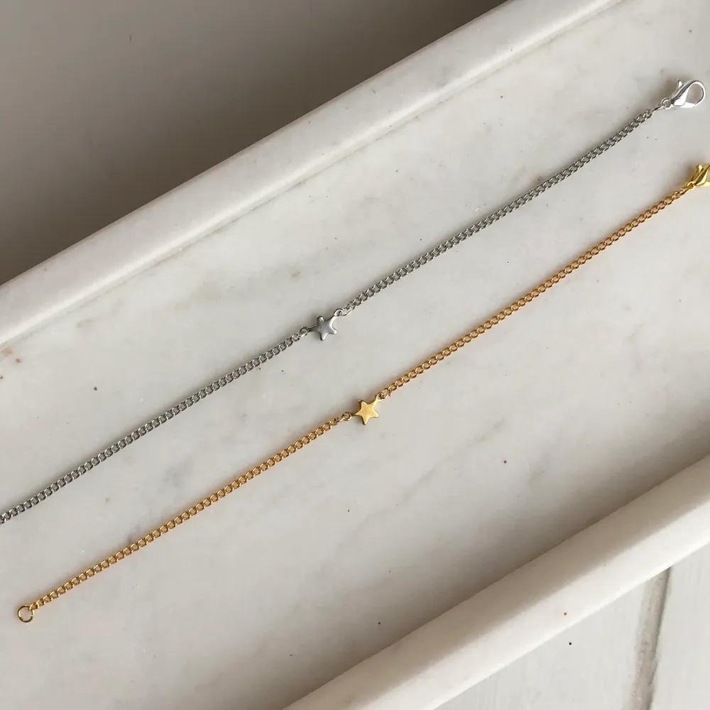 Armband med en stjärna 💕💕 finns i både guld och silver och går även att få som halsband!! 59kr/st. Accessoarer.