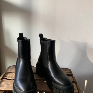 Ankelboots - Säljer nu mina ankelboots. Använda Max 3 gånger så är i väldigt fint skick. Lägger ut dom för 250kr så får ni gärna komma med egna bud som är rimliga🍂