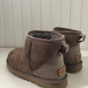 Ugg grå strl 38 - Säljer ugg i strl 38 i bra skick och äkta många är intresserade så buda! Högsta bud:650 om man vill köpa kan man kommentera bud i kommentarsfältet 