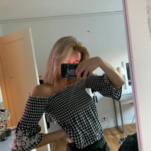 Topp  - Supersöt off shoulder topp från hollister. Skönt flowigt material, Storlek Xs 50 kr 🥰