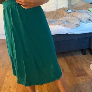 Jättefin lång kjol! Super härlig färg och perfekt till sommarkvällarna. Använd enstaka gånger. Frakt tillkommer🤍