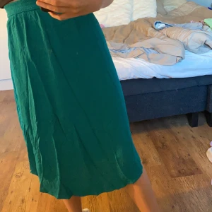 Lång kjol - Jättefin lång kjol! Super härlig färg och perfekt till sommarkvällarna. Använd enstaka gånger. Frakt tillkommer🤍