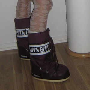 Moon Boots strl 35-38 - Helt oanvända äkta Moon Boots i färgen burgundy. Strl 35-38, skitsnygga men lite för små för mig!!