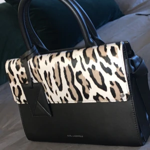 Karl Lagerfeld väska - Fick denna väskan när jag gjorde en plåtning för Karl men den har aldrig använts. Kan köpas för 4750 på farfetch! 