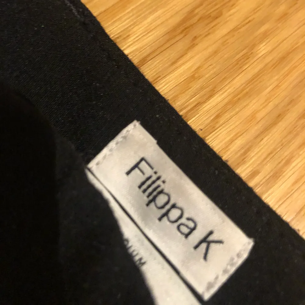 Haft i väldigt många år och finns inte kvar att köpa i butik, personligen älskar jag dem för att de är så sköna och snygga!! Är inte helt söker men tror ordinarie pris är 2100. Farkut & Housut.
