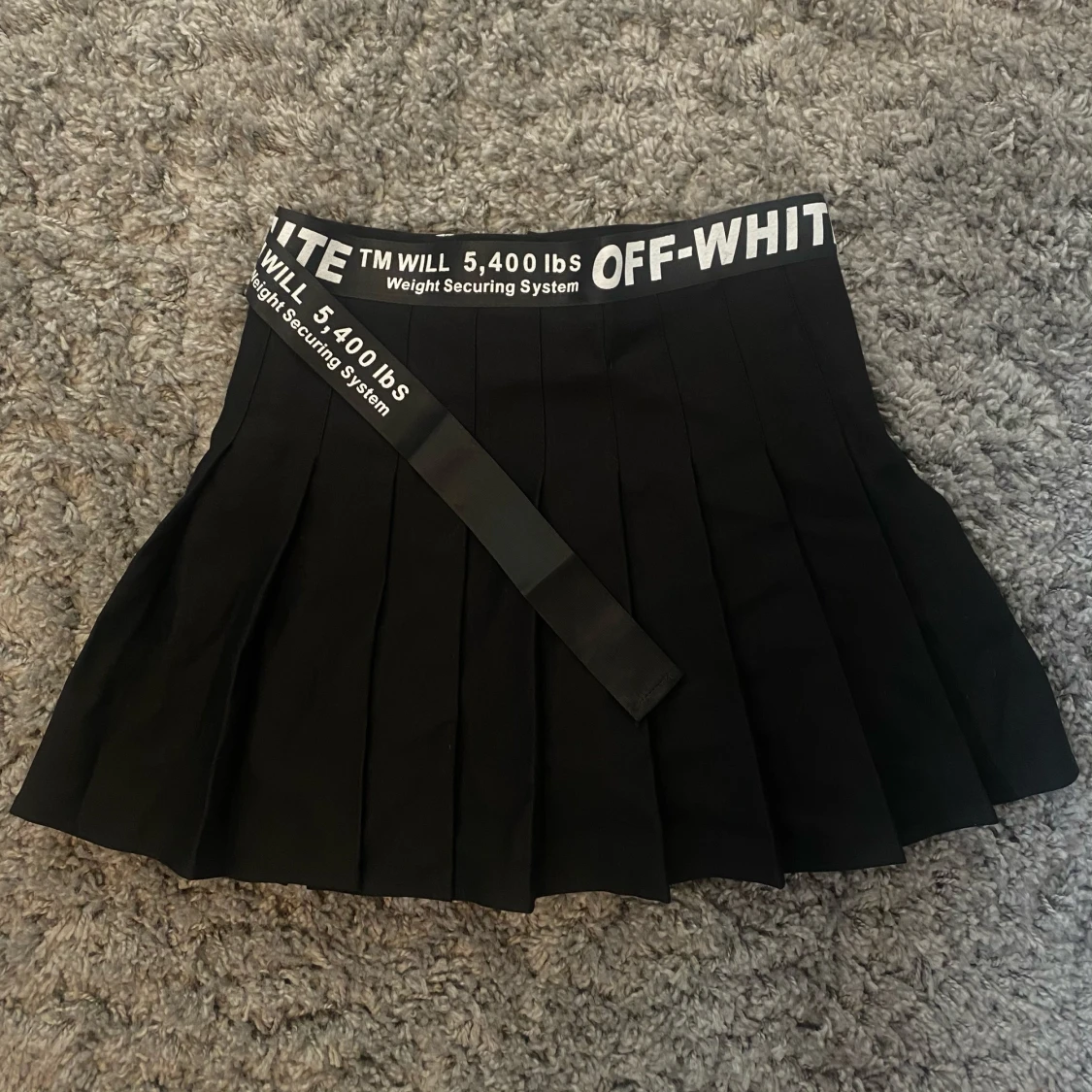 Off-white kjol 