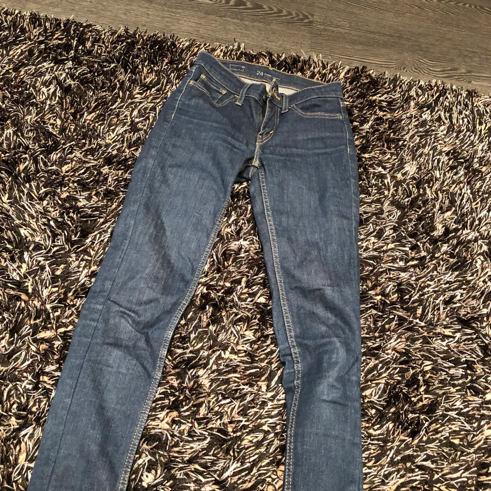 Levis jeans storlek 24, super skinny, säljer pga för små. Väldigt fint skick och stretchigt material . Jeans & Byxor.